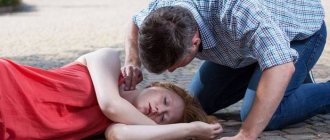 Мужчина проверяет пульс у девушки в обмороке
