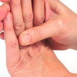 Немеет мизинец и безымянный палец: причины, возможные заболевания и лечение